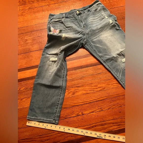 Chico’s Girlfriend Crop Jeans Hand Painted Butterfly Stretch Sz 2.5(M)34”waist - Picture 4 of 13